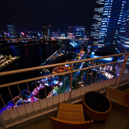 The Yokohama Bay Hotel Tokyu Exteriér fotografie View from a balcony