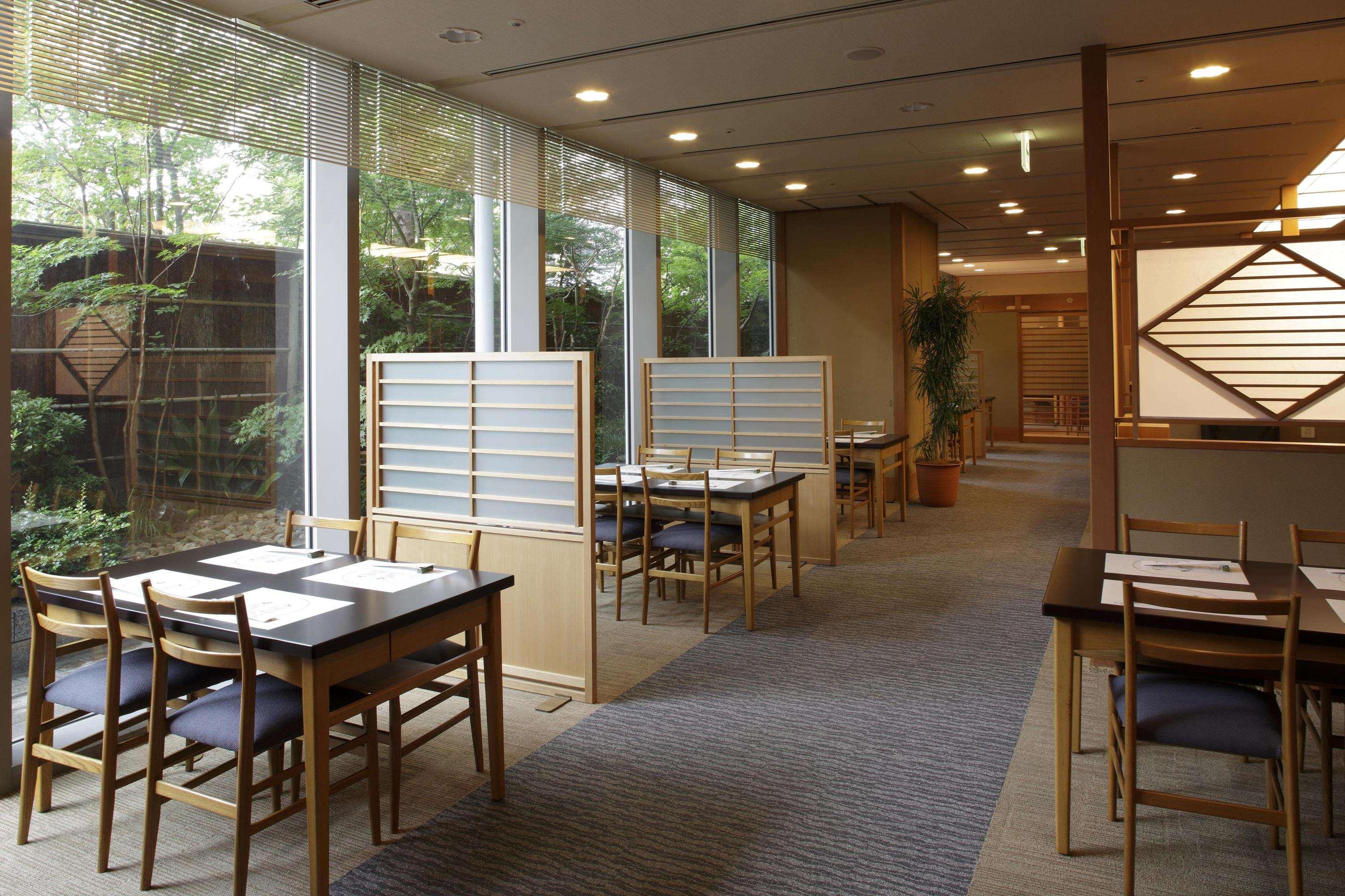 The Yokohama Bay Hotel Tokyu Exteriér fotografie A restaurant at Kyoto Station
