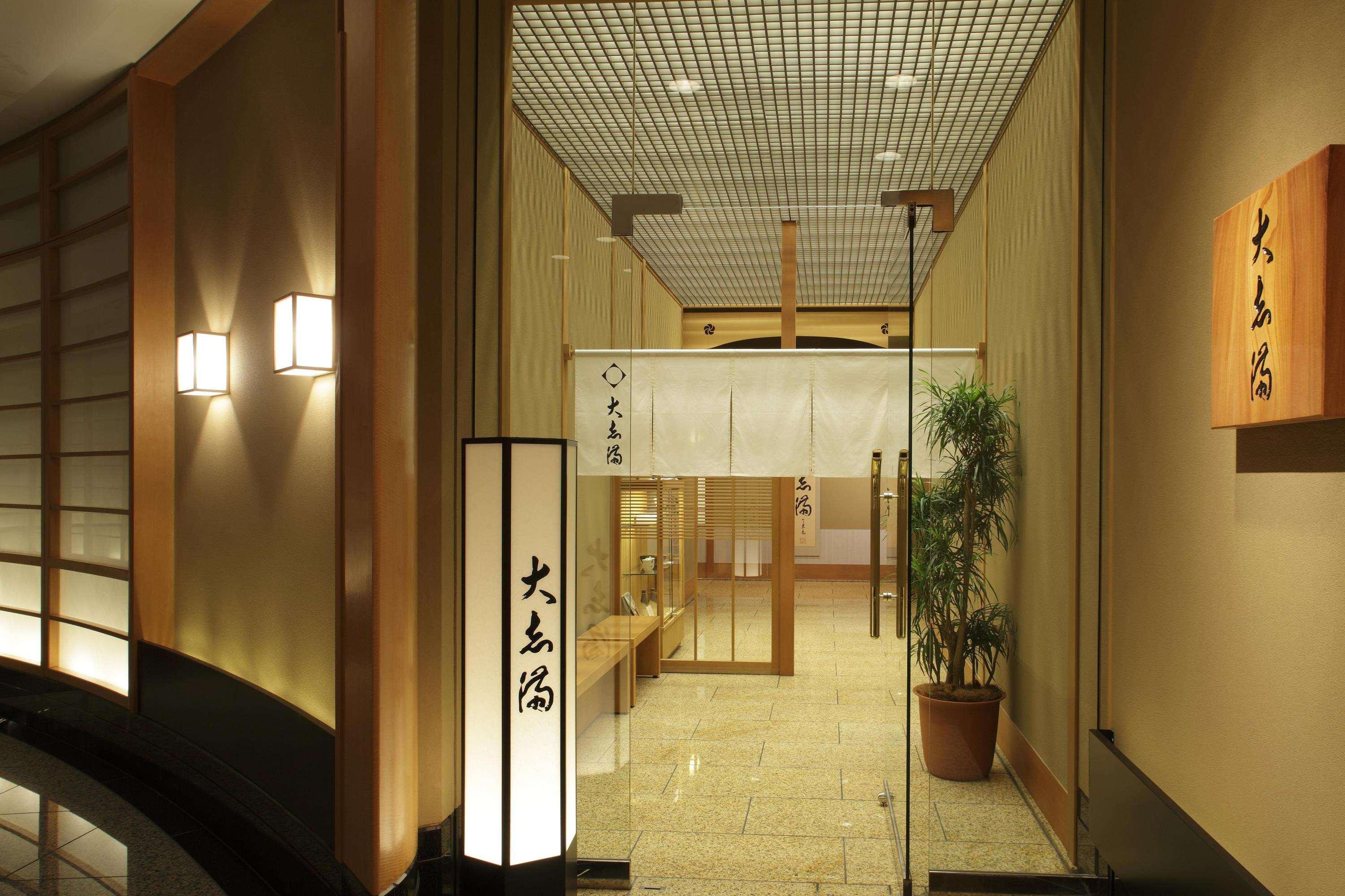 The Yokohama Bay Hotel Tokyu Exteriér fotografie Entrance to a public onsen