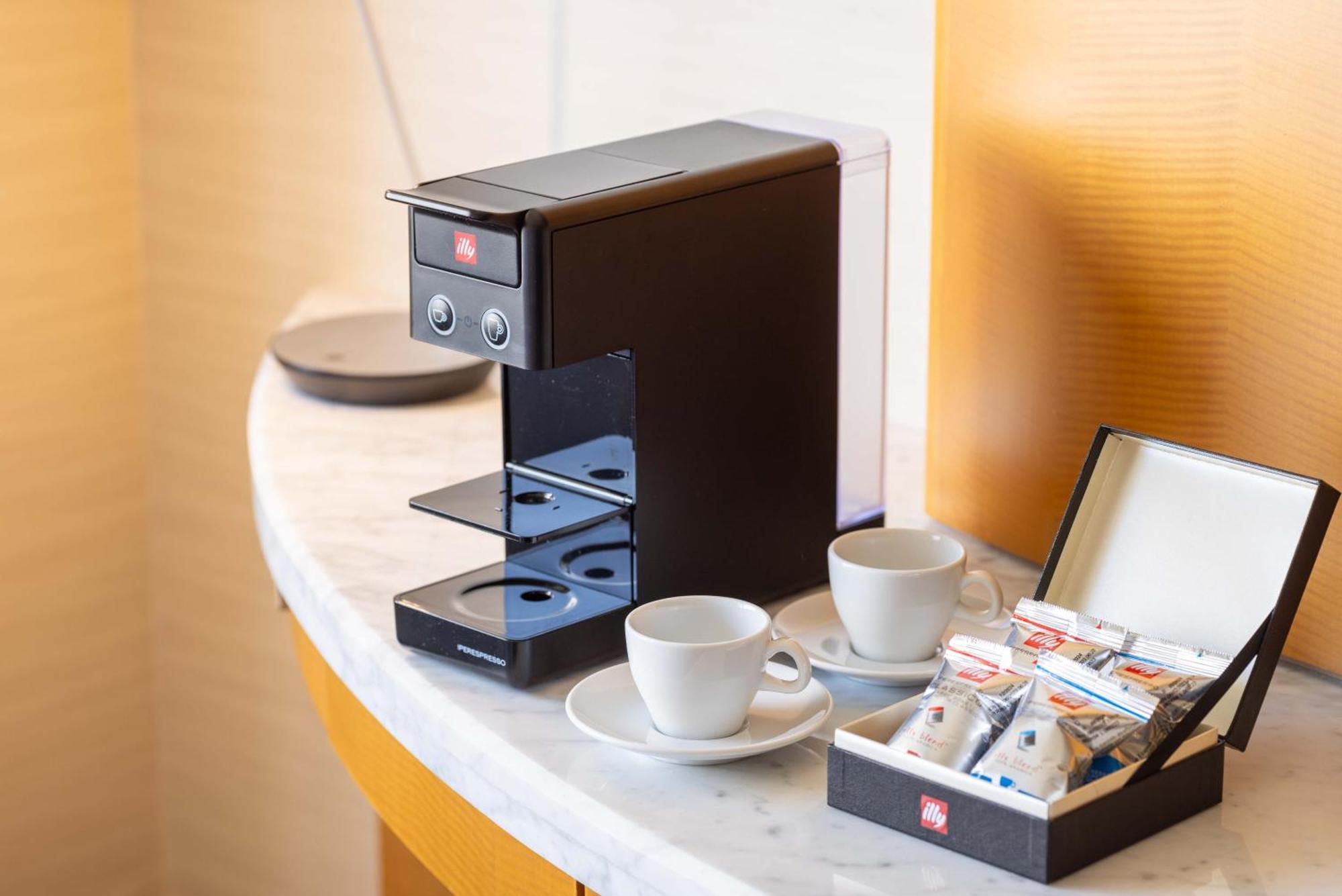 The Yokohama Bay Hotel Tokyu Exteriér fotografie A Nespresso coffee machine
